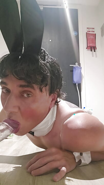 SissyBunny กินน้ําเงี่ยนนมใหญ่ แล้วก็เสียบดิลโด้ใหญ่ๆและเย็ดตัวเอง