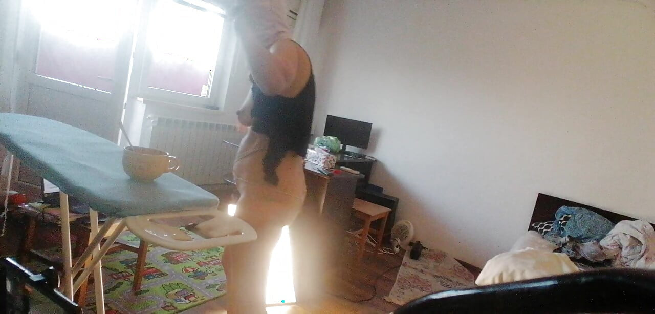 Sexy wife doing chores in the house naked. Cumshot in the wife's big ass. Hot foreplay with a partner, massage with oil