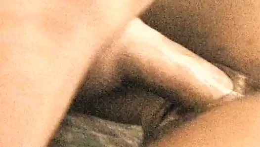 Geile brünette MILF fingert ihre haarige muschi zum höhepunkt