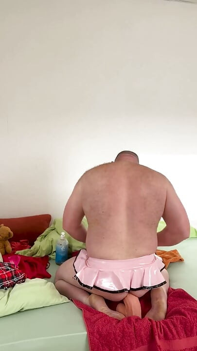 Gran consolador por detrás, estiramiento anal