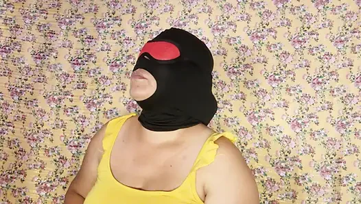 Wanita bertopeng dewasa yang cantik memberikan blowjob tenggorokan dalam yang lezat