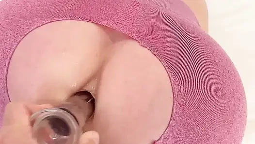 Spor kadını yırtık taytlı dildoyla götüne mastürbasyon yapıyor ve antrenmandan sonra orgazm oluyor