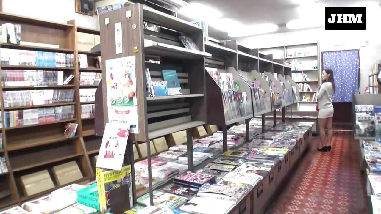 Ngoại tình bất thường trong một hiệu sách. - 1