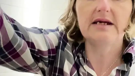 Wenn Ein Unschuldiges Pinkeln in Öffentlichen Toiletten Zu Einem Frechen Squirting-wichsen Wird