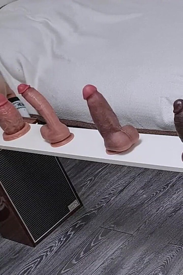 그녀의 낙원으로 가는 길은 거대한 딜도로 만들어집니다. 몬스터 딜도 챌린지