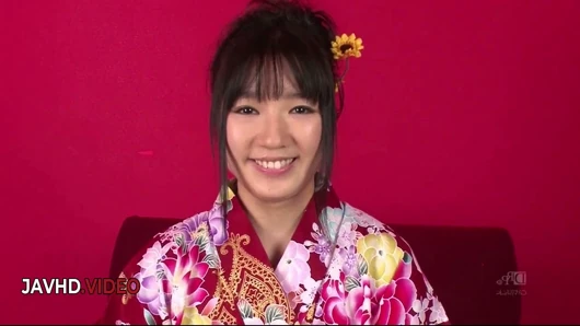 Chiharu'nun ateşli sakso ve dölleme ile ıslak kimono üçlü seksi