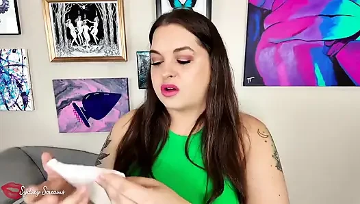Lagi asik menguji lipstikku sama kamu