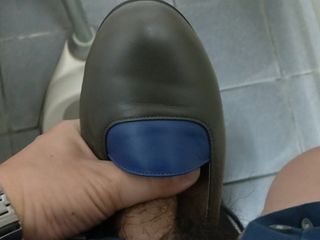 Persetan dan sperma di sepatu kolega