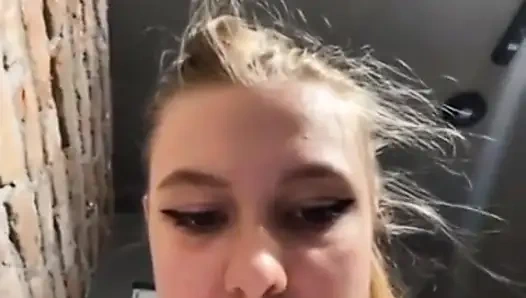 Экстремальный сквирт. Сидение перед камерой и пальцами анал