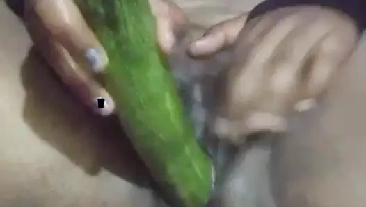 Hari ini, bhabhi India memuaskan keinginannya dengan memasukkan mentimun ke dalam memeknya.