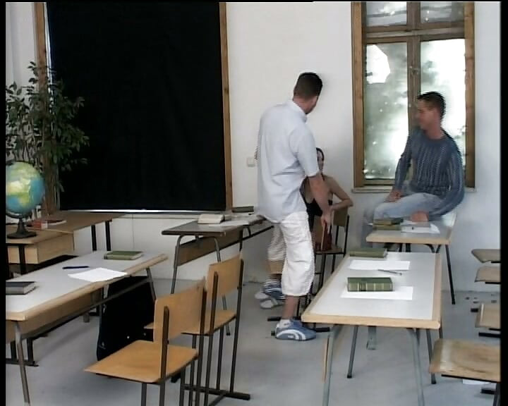 Lille tysk teenagedukke kneppet i hård trekant i klasseværelset