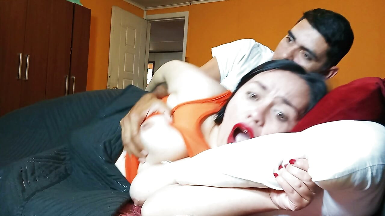 새엄마를 박았는데, 새엄마는 나를 남편으로 착각했지만, 내 자지가 더 크다는 걸 깨달았다.