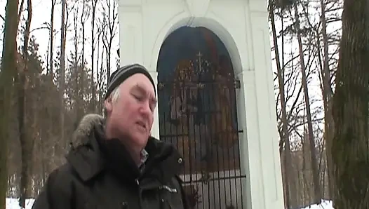 Красивая молодая блондинка трахает своего дедушку в снегу