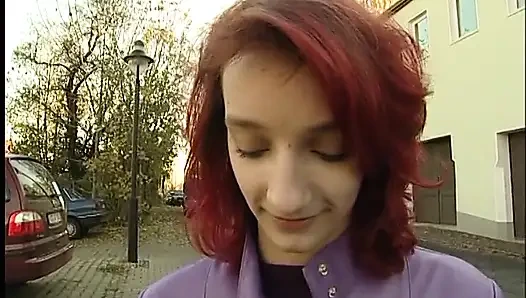 Remaja rambut merah dengan toket kecil nyepong kontol luar biasa di ruangan casting