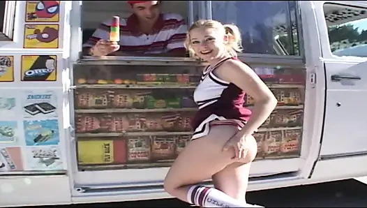 Memek basah pemandu sorak yang cantik menunggu untuk hal-hal penis besar itu