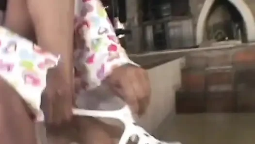 Чернокожую крошку с большой попкой из Франции трахнул в задницу большой черный член