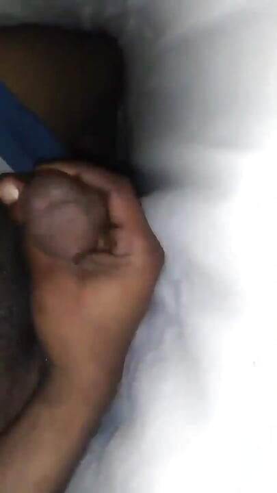 Me desperté en la cama masturbándose duro con mi bbc solo
