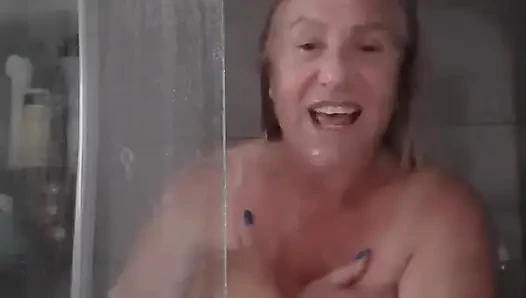 Duschen sie mit der geilen lady Fina und masturbieren