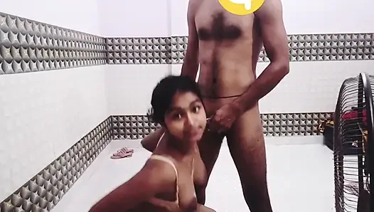 Desi-ehefrau wird von ehemann im doggystyle gefickt und bekommt sperma auf titten