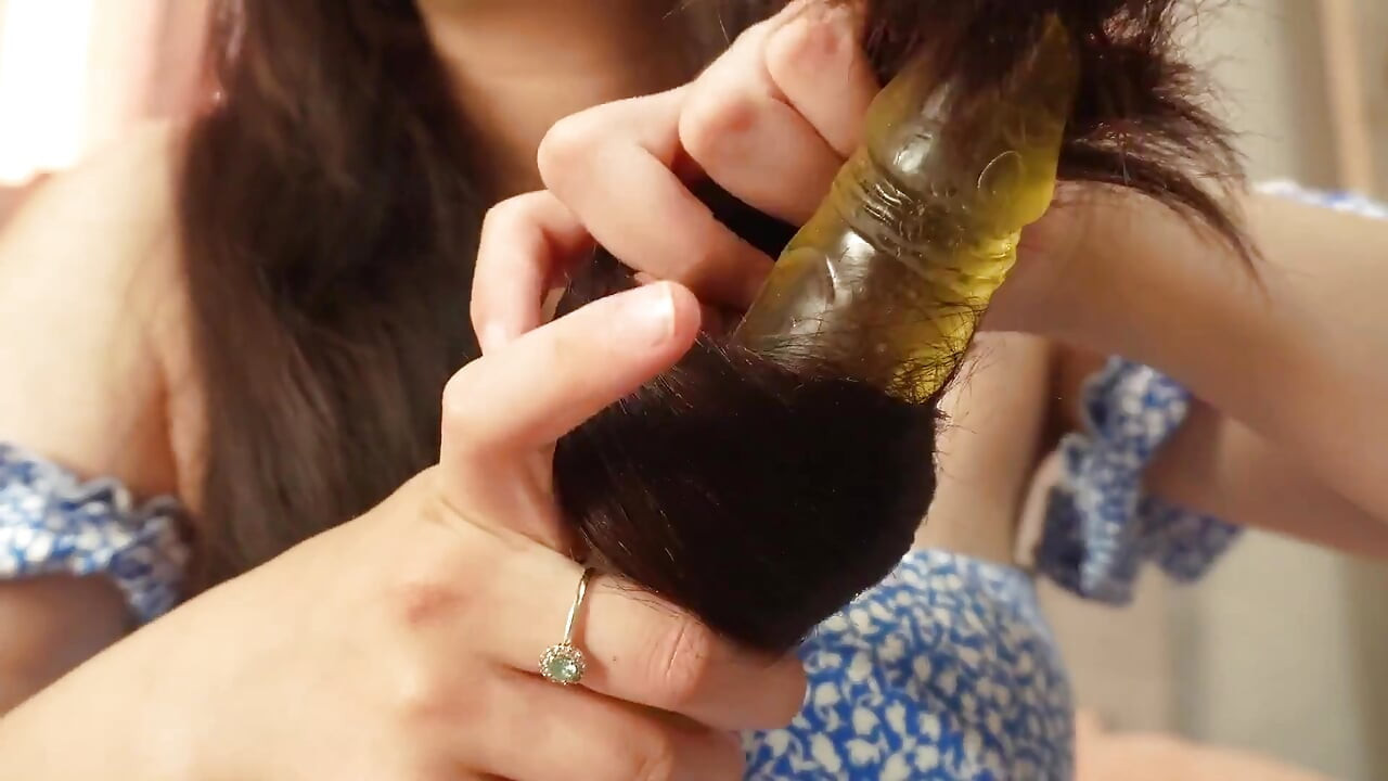 Saya bermain dengan rambut saya dengan dildo dan saya menggelitik dildo dengan perut saya dan bermain dengannya, kemudian saya mengarut rambut saya dan membuat asmr