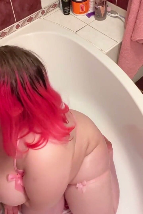 かわいいハンガリーのBBWがリアルなディルドで乱暴なフェラチオを