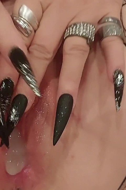 German Grandma Is Getting Hornier and Hornier and Can't Hold It Back!