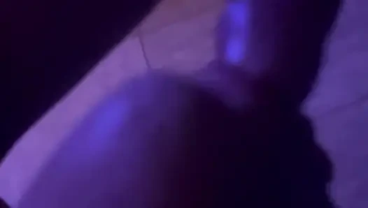 Sie lutscht diesen großen schwanz