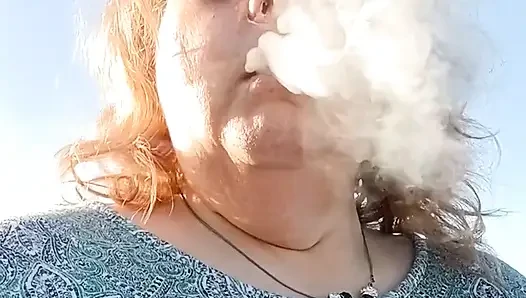 Бородатый леди пробует огни на ветреном пляже!