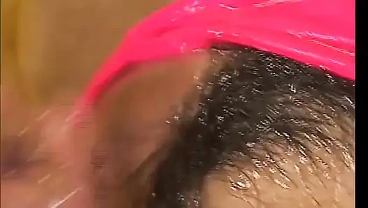 Ein Japanisches Mädchen, Das Von Schwänzen Überfallen Wurde