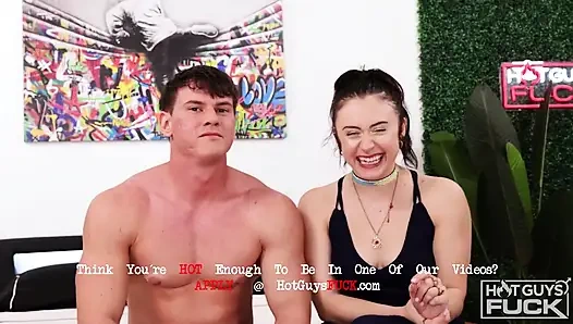 Мускулистый мужчина раздвигает возбужденную латину в стороны