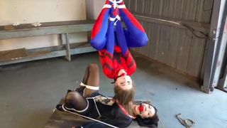 Spidermeisje betrapt en ontmaskerd