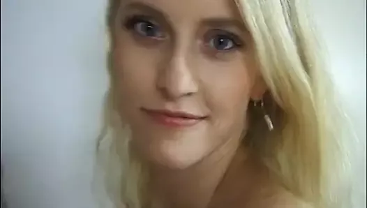 Sortie de la vidéo privée de Katerina, adolescente blonde naïve