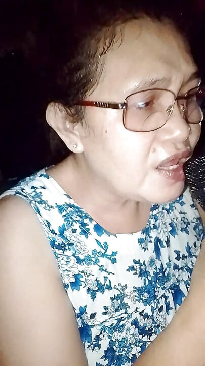 তার ছুটির দিনে আমরা একসাথে গান গাই।