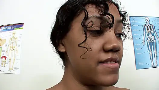 Esmer hatun erotik fetiş oyununda ölçüler ve emiyor