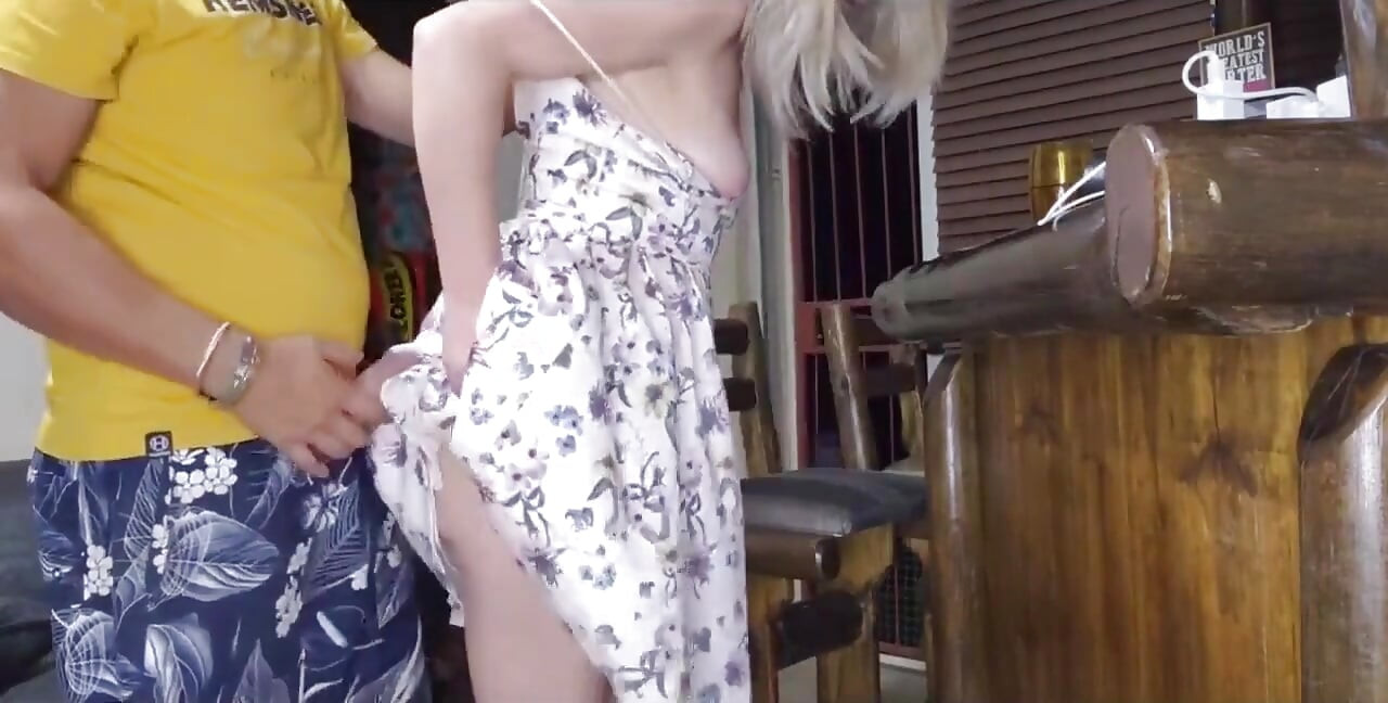 Meghívtam a fiatal nagy faszú medencés srácot, hogy dugjon meg, amíg a férjem távol van