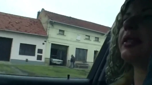 Gepiercte muschi, dildo, stretch, Squirting im auto