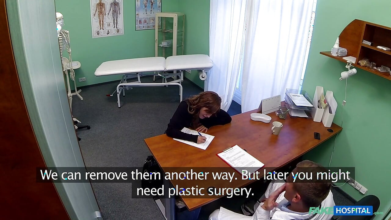 Fake hospital - vrij jong model komt klaar voor tattoo-verwijdering eindigt met diepe pik