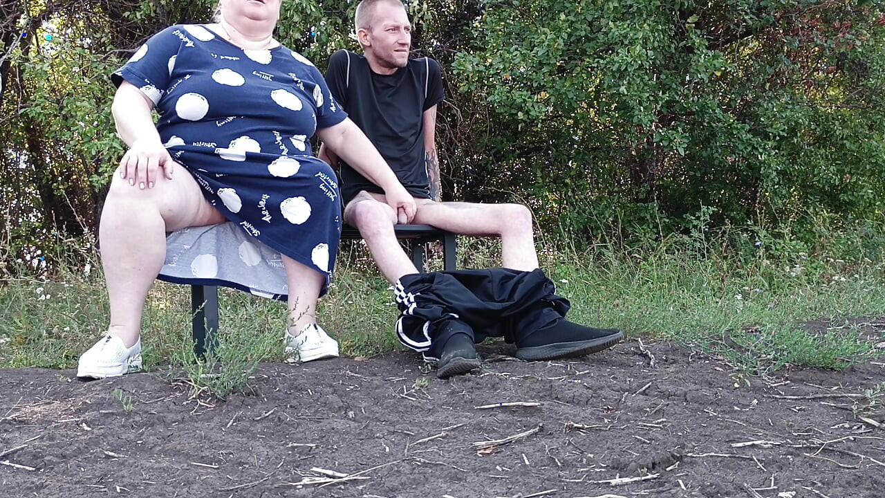 Halka açık bir parkta bir komşu ben boşalana kadar sikimi sıvazlıyor