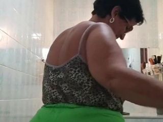 Nenek dengan pantat besar