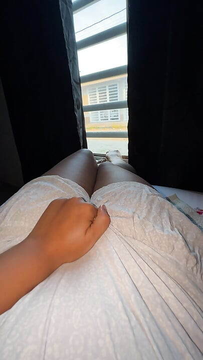 Tetangga lewat dan melihatku melalui jendela Dia selalu bermain gila dan melihat vaginaku