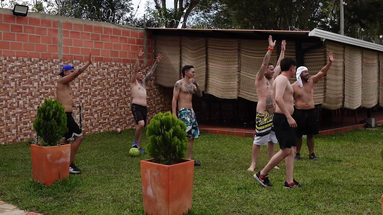 Moj prvi gangbang sa prijateljima mog budućeg muža 1 pička 6 kurčeva