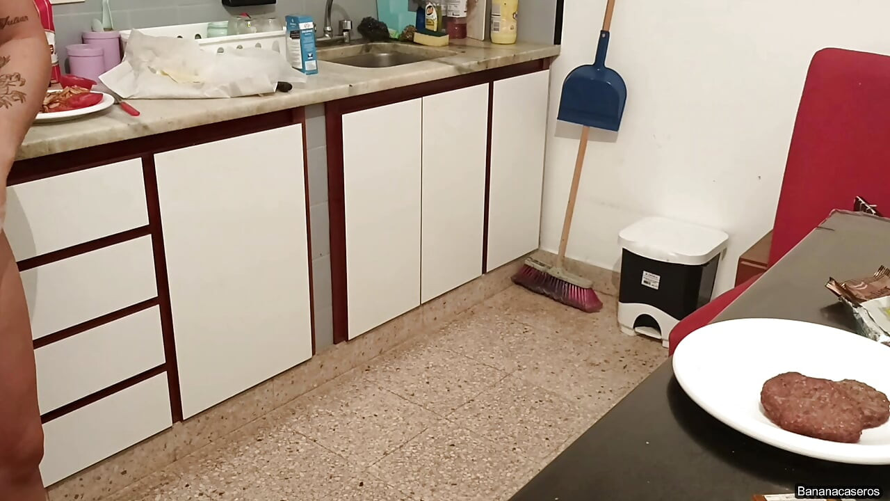 Meu padrasto parece achar que eu realmente gosto das visitas noturnas dele na cozinha