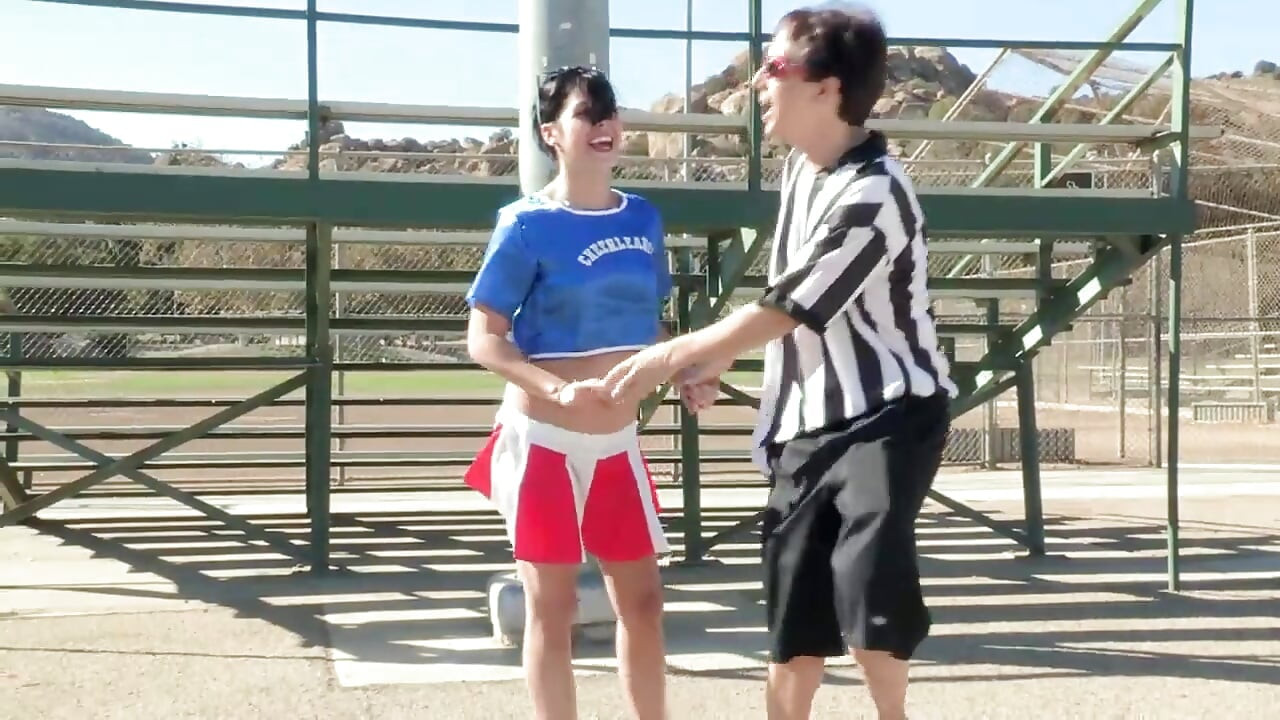 Si rambut coklat muda dikongkek oleh seorang lelaki matang