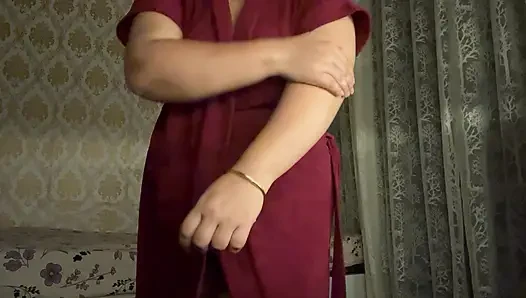 Hintli kadın banyodan sonra amcık oynuyor ve boşalıyor