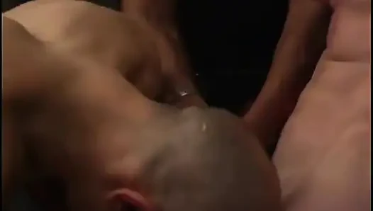 Kırmızı File Bebek Vahşi BDSM Üçlü Grup Sekste Bağlı Yarağa Hükmediyor