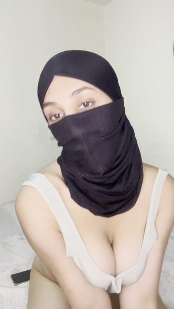 Curvy Arab Hijabi Showing Off Her Tits, Juicy Boobs, Perfect Titties