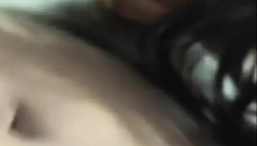 Пары наслаждаются страстным сексом в приватной комнате