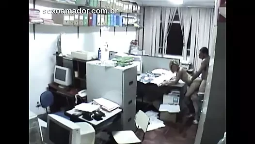 Возбужденные сотрудники занимаются сексом в офисе после работы