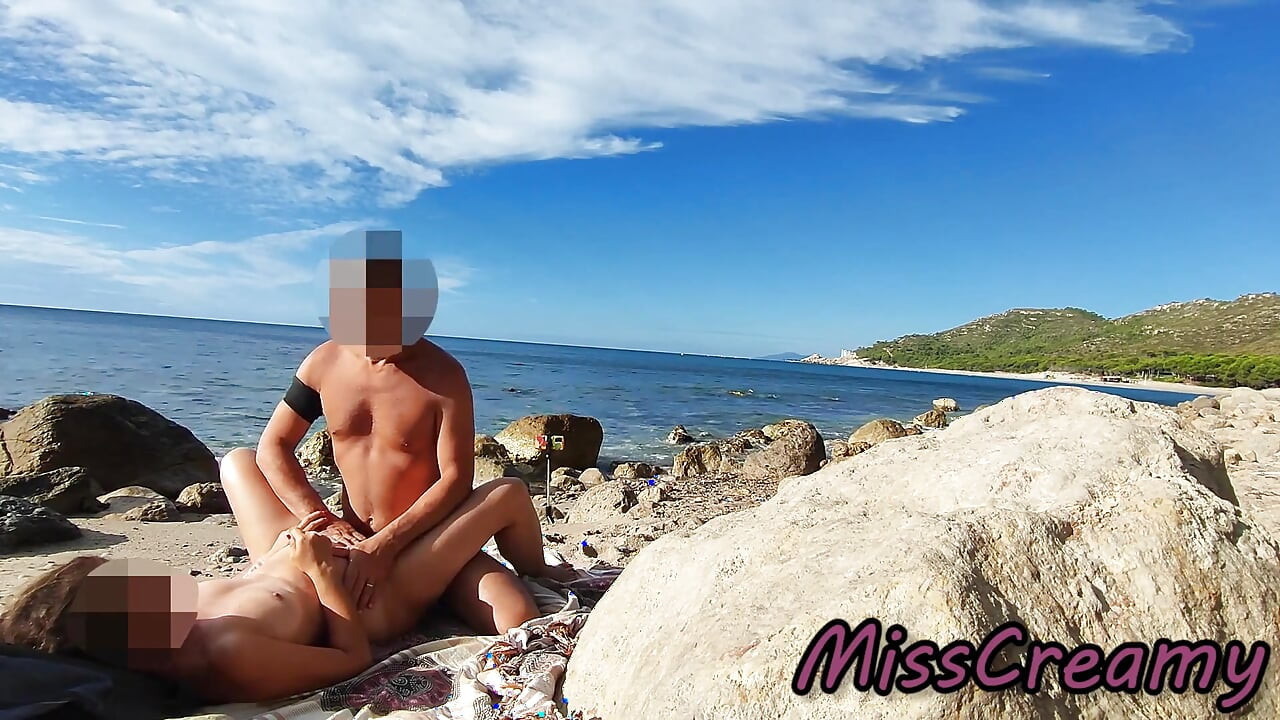 Extraños Atraparon a Mi Esposa Tocando Y Follando Mi Gran Polla En Una Playa Nudista Pública - Real Amateur Francés - Misscreamy