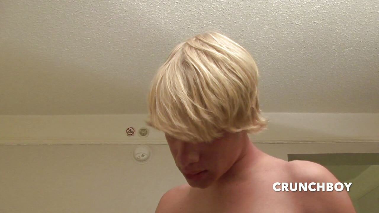 Gay muda mengisap teman lurusnya dan disetubuhi dari belakang